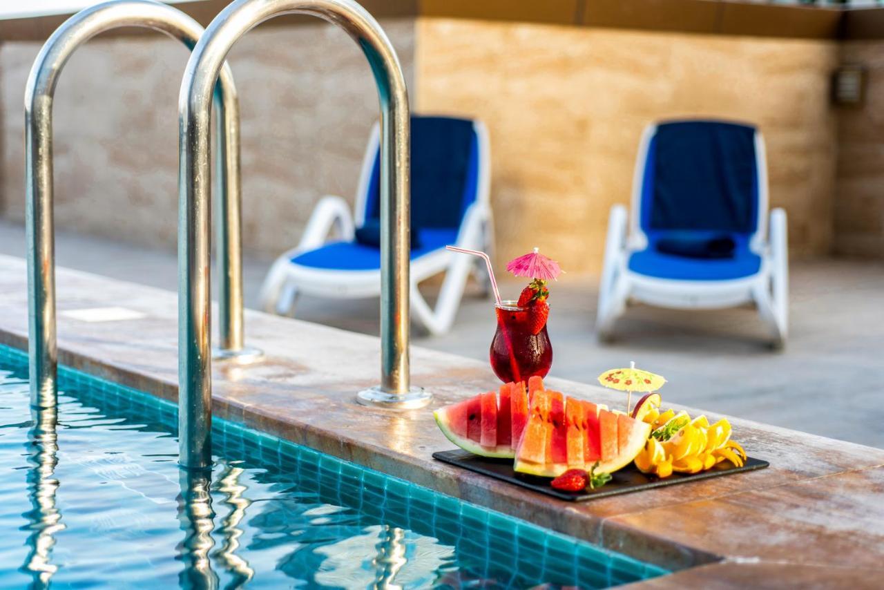 Luxe Grand Hotel Apartments Şarja Dış mekan fotoğraf Pool at the hotel