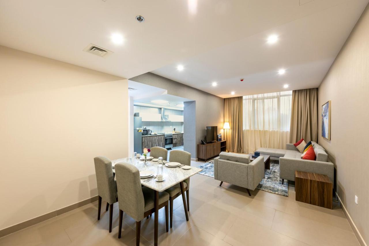 Luxe Grand Hotel Apartments Şarja Dış mekan fotoğraf A living room in a typical apartment