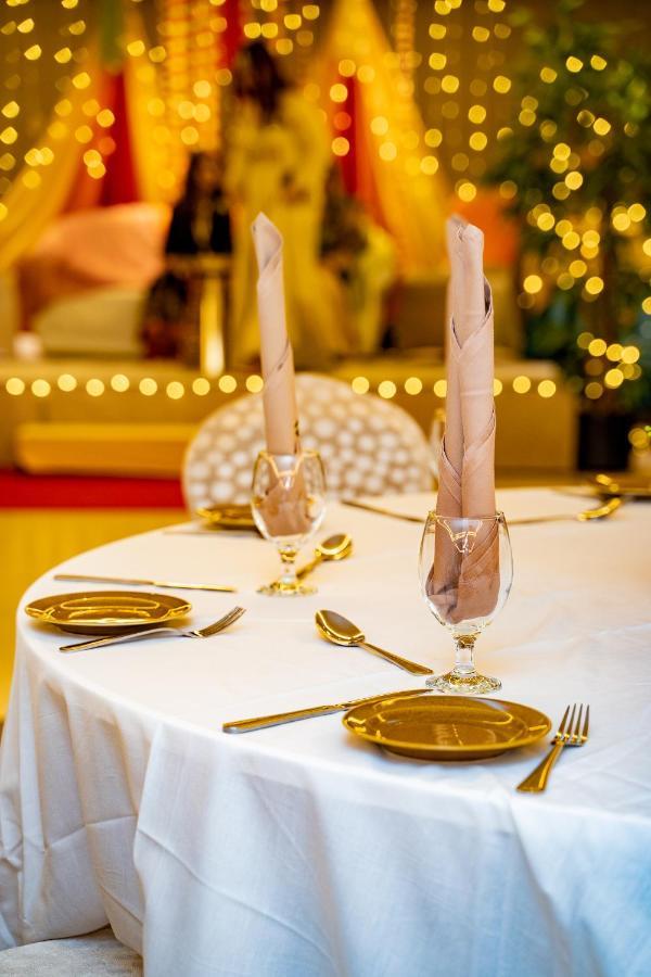 Luxe Grand Hotel Apartments Şarja Dış mekan fotoğraf A table set for a meal