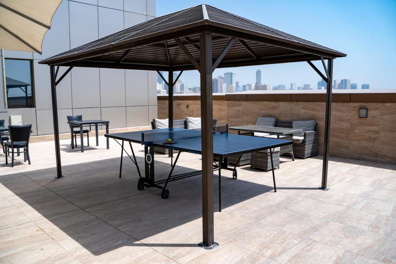 Luxe Grand Hotel Apartments Şarja Dış mekan fotoğraf A modern metal gazebo