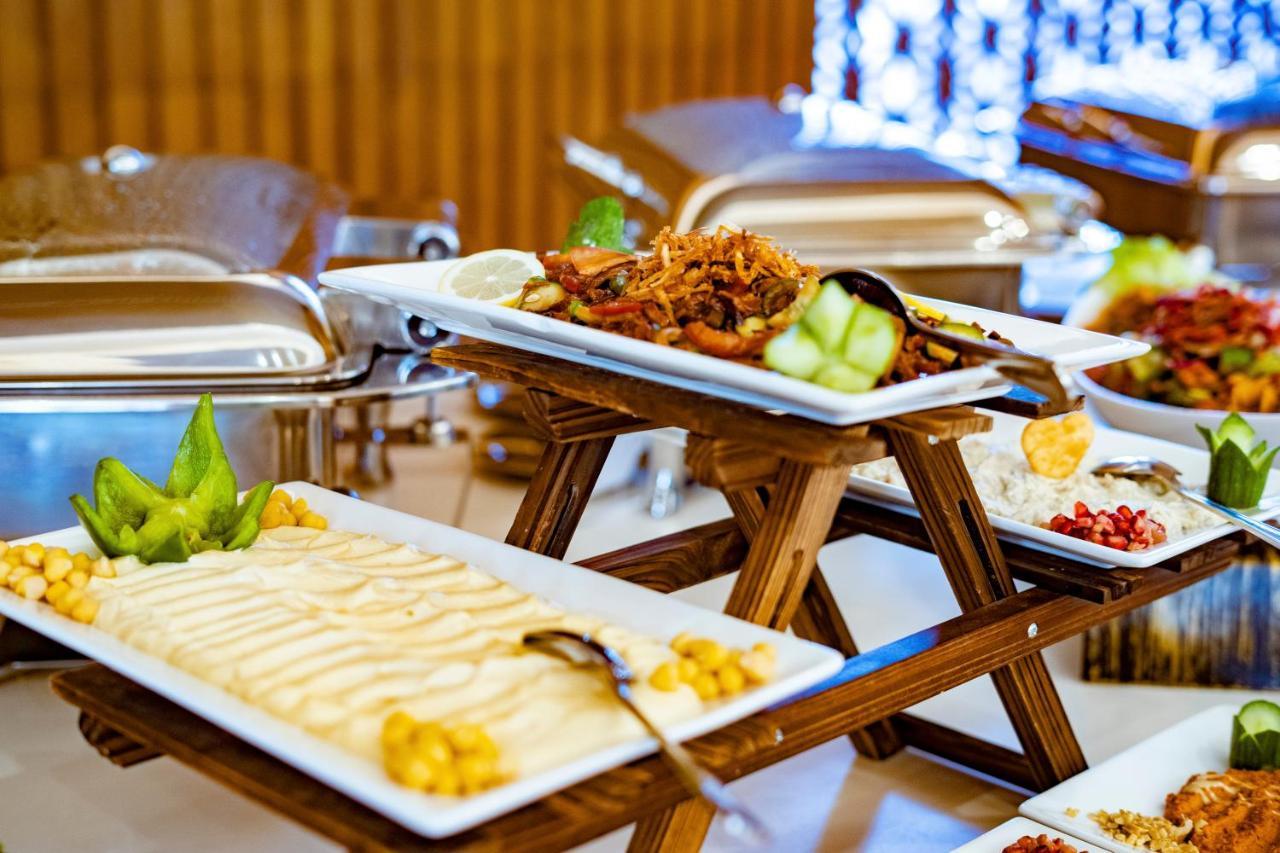 Luxe Grand Hotel Apartments Şarja Dış mekan fotoğraf A buffet at a hotel