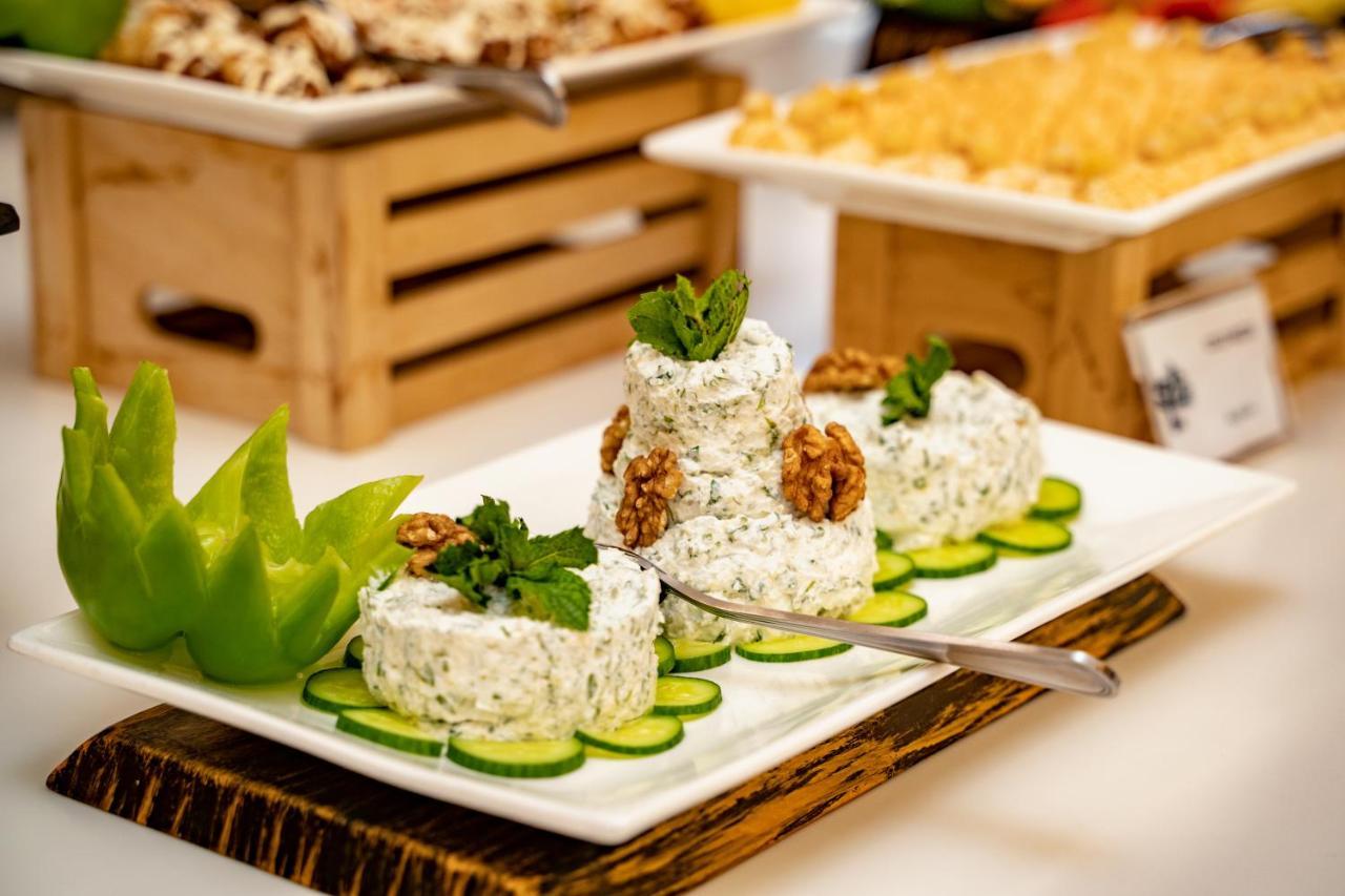 Luxe Grand Hotel Apartments Şarja Dış mekan fotoğraf Blue cheese with walnuts