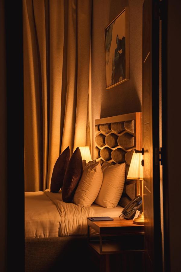 Luxe Grand Hotel Apartments Şarja Dış mekan fotoğraf A bedroom at the hotel
