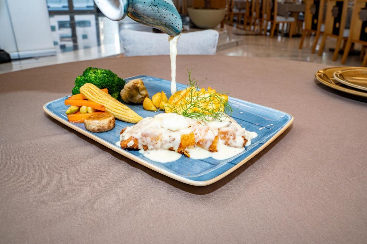 Luxe Grand Hotel Apartments Şarja Dış mekan fotoğraf A plate of food being served