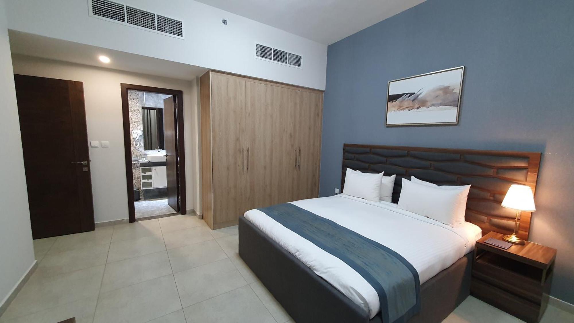 Luxe Grand Hotel Apartments Şarja Dış mekan fotoğraf A bedroom in a hotel